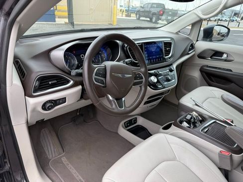 Used 2017 Chrysler Pacifica Touring-L Plus w/ Tire & Wheel Group image 7