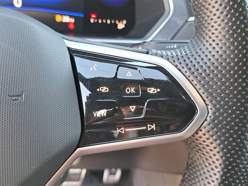 Certified 2022 Volkswagen Tiguan SE R-Line image 20