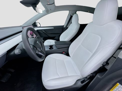 Used 2024 Tesla Model Y Long Range image 13
