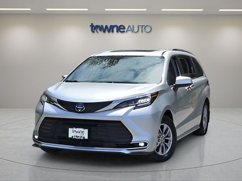 Used 2023 Toyota Sienna XLE w/ XLE Plus Package AWD/4WD image 11
