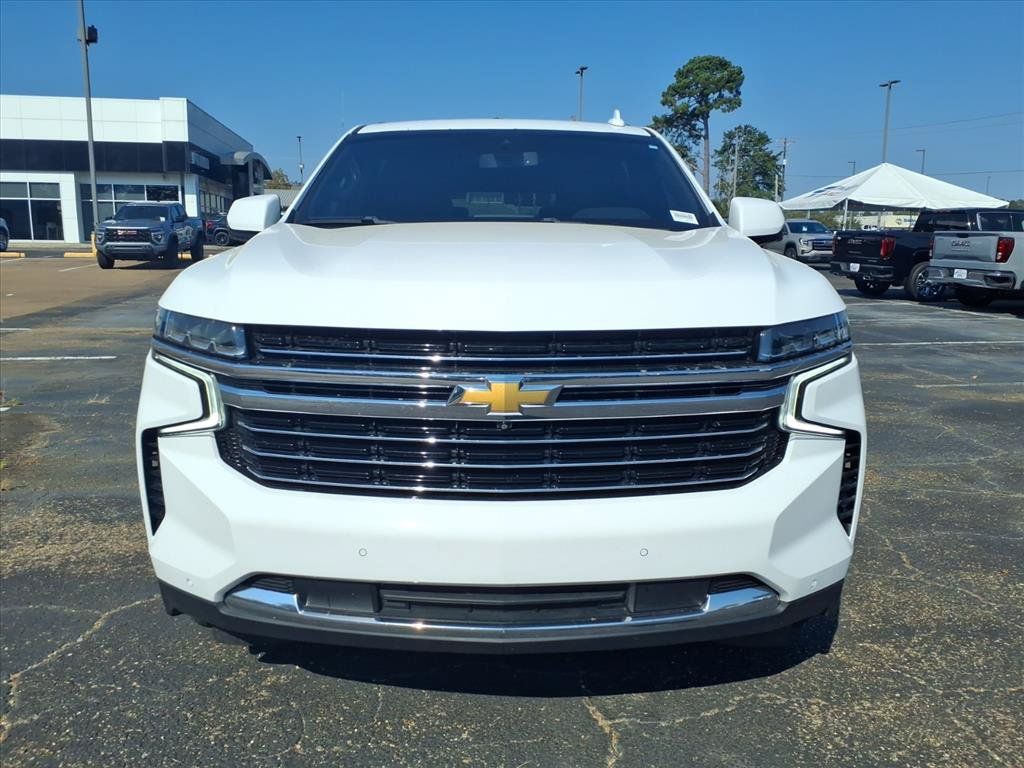 Used 2022 Chevrolet Suburban LT w/ Luxury Package AWD/4WD image 2