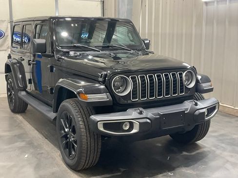 Used 2025 Jeep Wrangler Unlimited Sahara AWD/4WD image 2