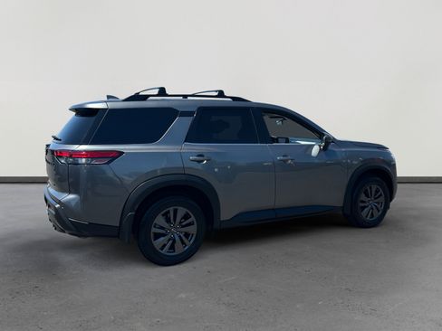 Used 2022 Nissan Pathfinder SV w/ SV Premium Package FWD image 5