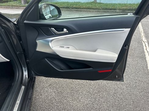 Used 2025 Genesis G70 2.5T image 14