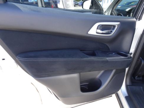 Used 2014 Nissan Pathfinder SV image 19