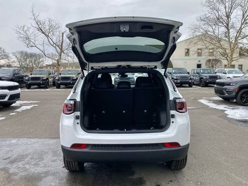 New 2026 Jeep Compass Latitude image 9