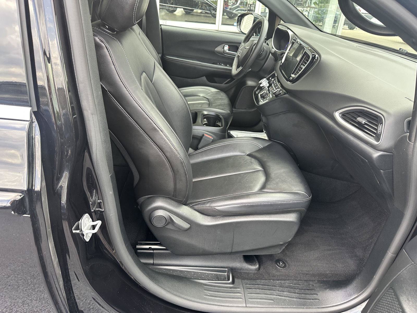 Used 2025 Chrysler Pacifica Select FWD image 24