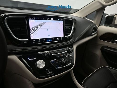 Used 2023 Chrysler Pacifica Limited image 11