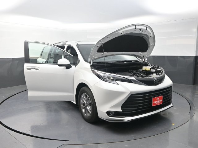 Used 2026 Toyota Sienna XLE FWD image 38