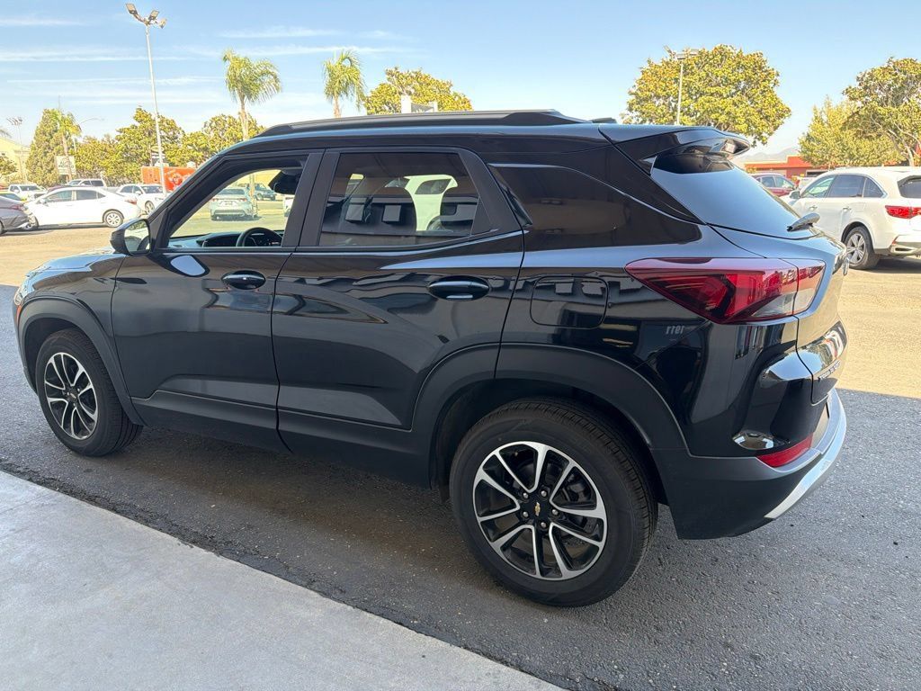 Used 2025 Chevrolet TrailBlazer LT FWD image 3