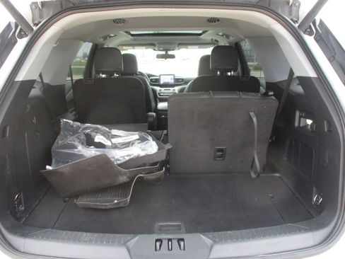 Used 2022 Ford Explorer XLT w/ Equipment Group 202A AWD/4WD image 19