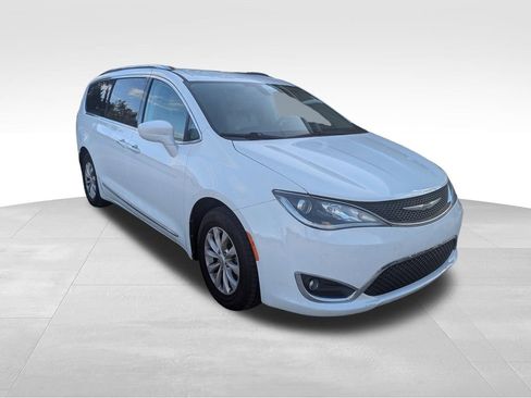 Used 2019 Chrysler Pacifica Touring-L image 6