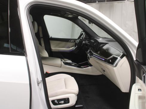 Used 2024 BMW X5 xDrive40i w/ M Sport Package AWD/4WD image 7