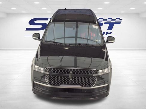 Used 2025 Lincoln Navigator Reserve AWD/4WD image 2