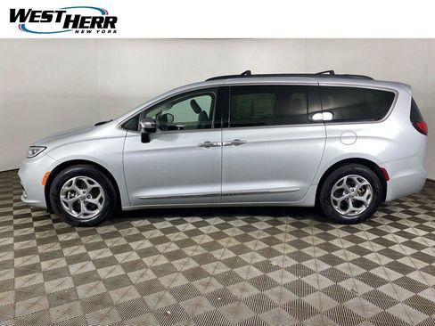 Used 2023 Chrysler Pacifica Limited FWD image 26