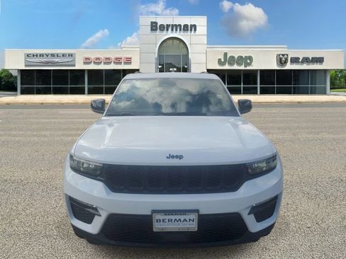 Used 2025 Jeep Grand Cherokee Limited w/ Black Appearance Package image 2