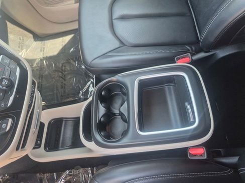 Used 2023 Chrysler Pacifica Touring-L FWD image 17