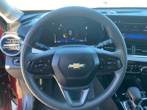 Used 2025 Chevrolet Trax LT image 28