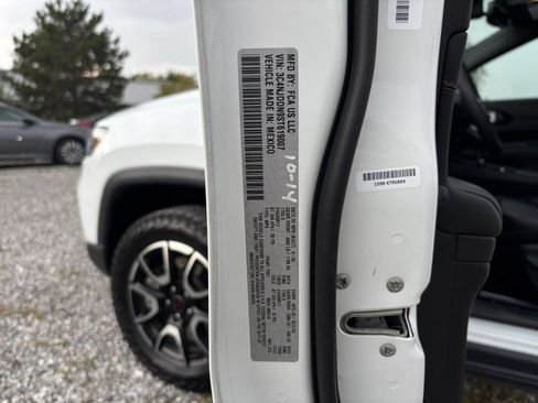 Used 2025 Jeep Compass Trailhawk AWD/4WD image 24