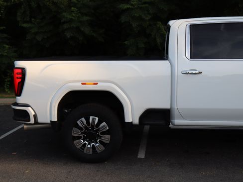 Used 2025 GMC Sierra 2500 Denali w/ Denali Reserve Package AWD/4WD image 12