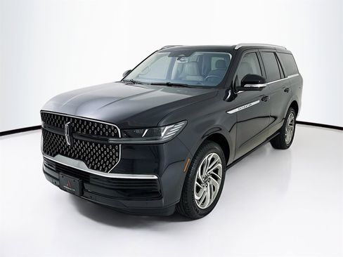 Used 2025 Lincoln Navigator Reserve image 3