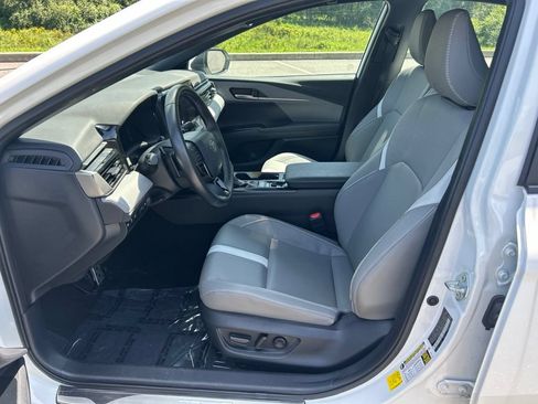 Used 2025 Toyota Camry SE w/ Convenience Package FWD image 10