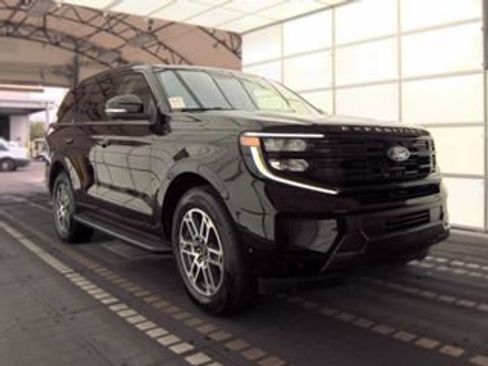 Used 2025 Ford Expedition Active RWD image 4