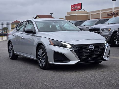 Used 2025 Nissan Altima 2.5 SV image 3