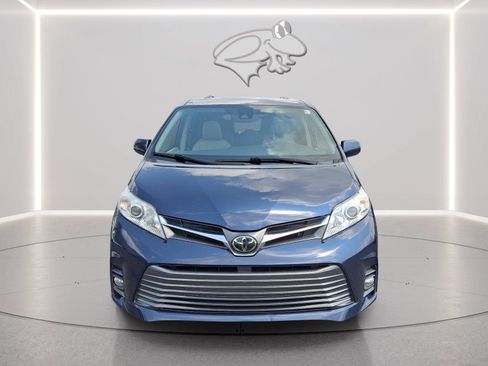 Used 2020 Toyota Sienna XLE Premium w/ Carpet Mat Package FWD image 7