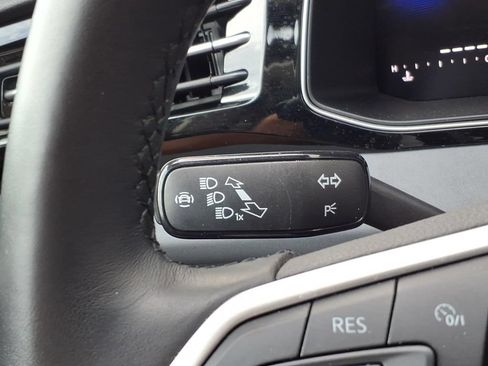 Used 2025 Volkswagen Jetta SE w/ Sunroof Package FWD image 33
