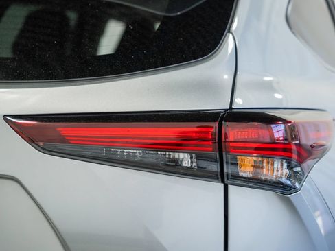Used 2025 Toyota Highlander XLE AWD/4WD image 6
