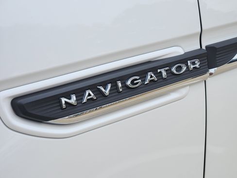 Used 2022 Lincoln Navigator Reserve image 13