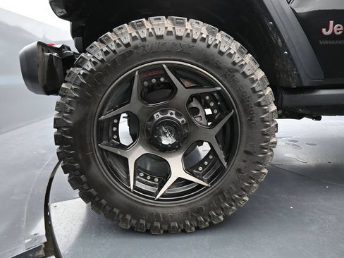 Used 2025 Jeep Wrangler Unlimited Rubicon w/ Convenience Group AWD/4WD image 27