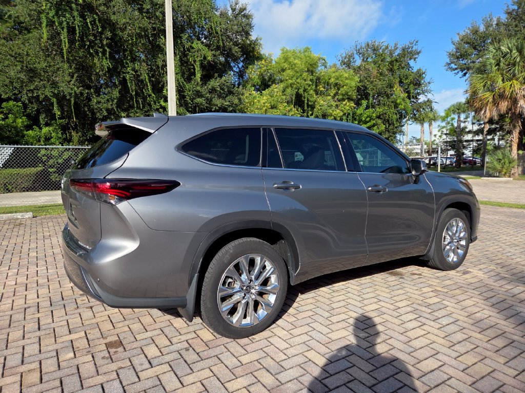 Used 2025 Toyota Highlander Limited AWD/4WD image 11