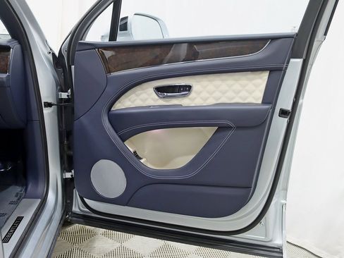 Used 2022 Bentley Bentayga V8 image 38