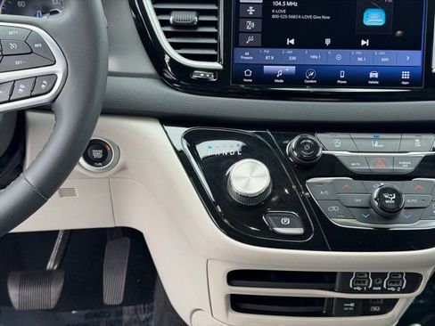 Used 2022 Chrysler Pacifica Touring-L FWD image 17