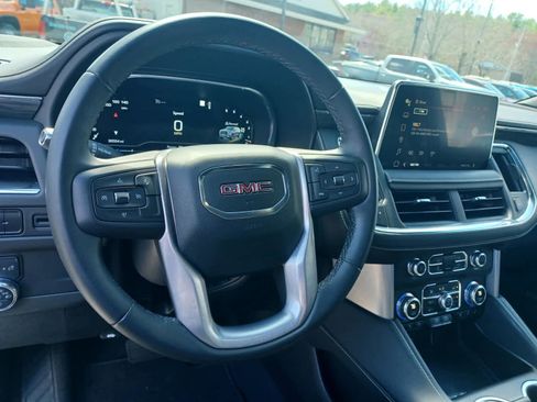 Used 2023 GMC Yukon XL SLT image 9
