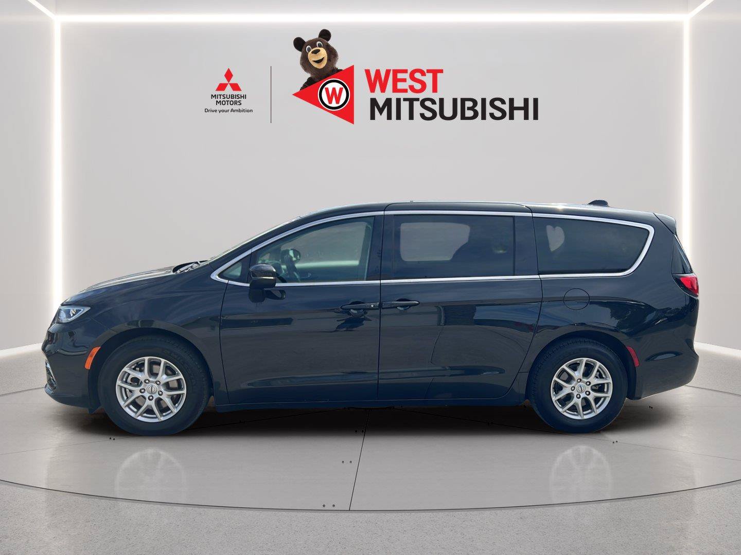 Used 2023 Chrysler Pacifica Touring-L FWD image 2