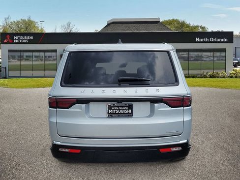 Used 2024 Jeep Wagoneer L Series II RWD image 4