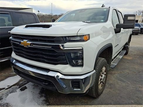 Used 2024 Chevrolet Silverado 2500 LT image 2