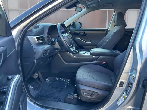 Used 2024 Toyota Highlander LE AWD/4WD image 13