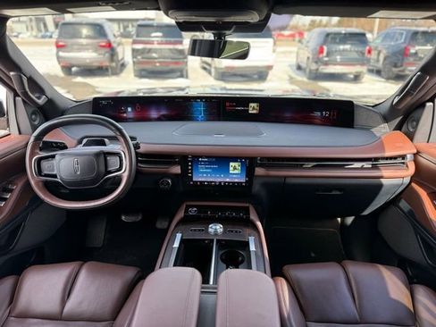 Used 2025 Lincoln Navigator Reserve image 2