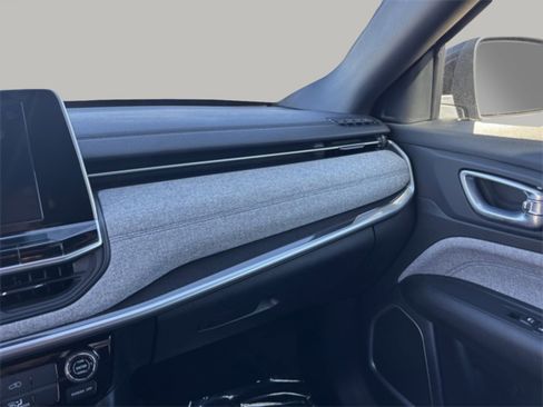 Used 2025 Jeep Compass Latitude image 14