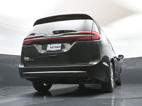 Used 2023 Chrysler Pacifica Touring-L FWD image 40