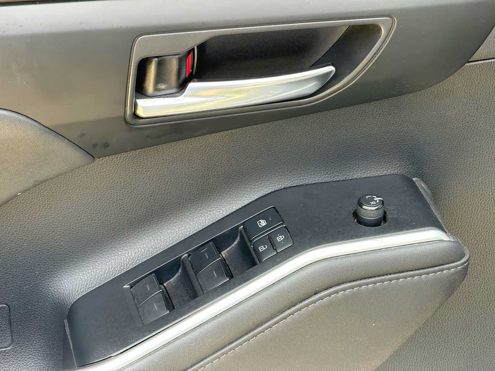 Used 2020 Toyota Highlander XLE AWD/4WD image 14