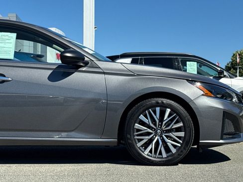 Used 2025 Nissan Altima 2.5 SV FWD image 33