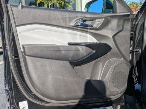 Used 2025 Chevrolet Trax LT w/ LT Convenience Package image 2