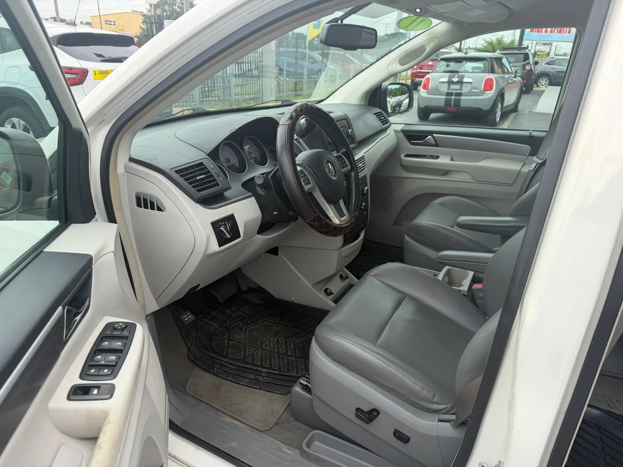 Used 2011 Volkswagen Routan SE FWD image 8