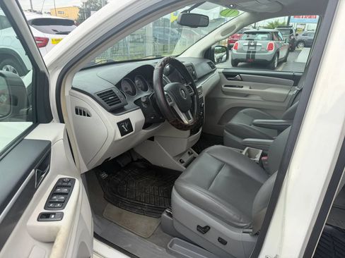 Used 2011 Volkswagen Routan SE FWD image 8
