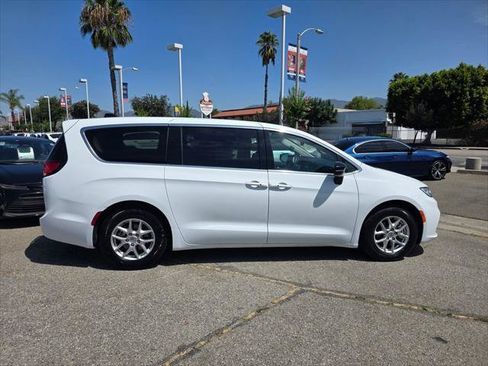 Certified 2024 Chrysler Pacifica Touring-L FWD image 4